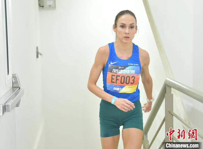 以上海陆家嘴地标为背景,全球最高垂直马拉松