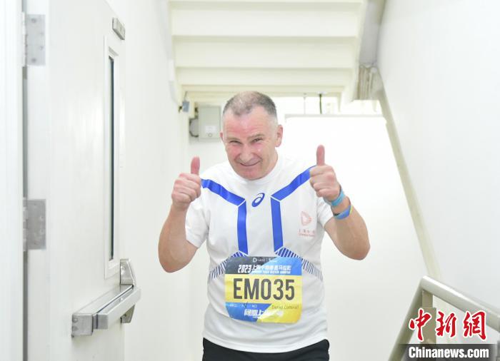 以上海陆家嘴地标为背景,全球最高垂直马拉松