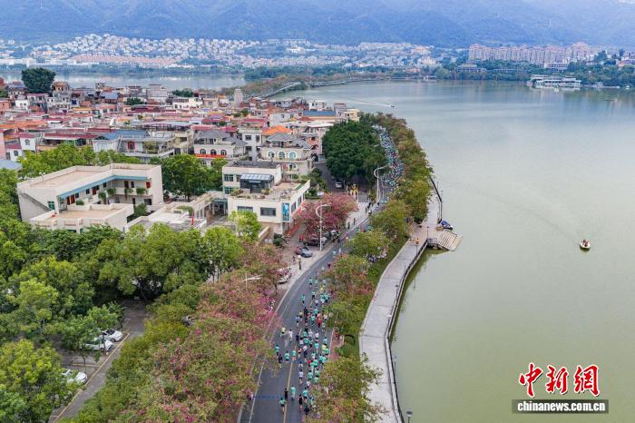 山湖城江光景下的热血奔跑:广东肇庆国际马拉