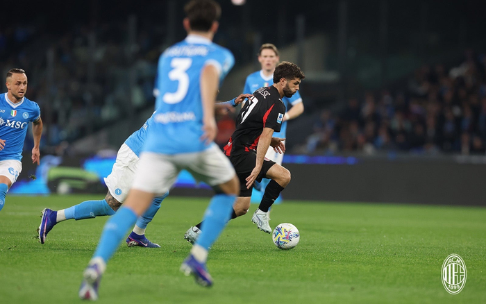 AC米兰联赛四连败陷困境 防线漏洞成关键问题