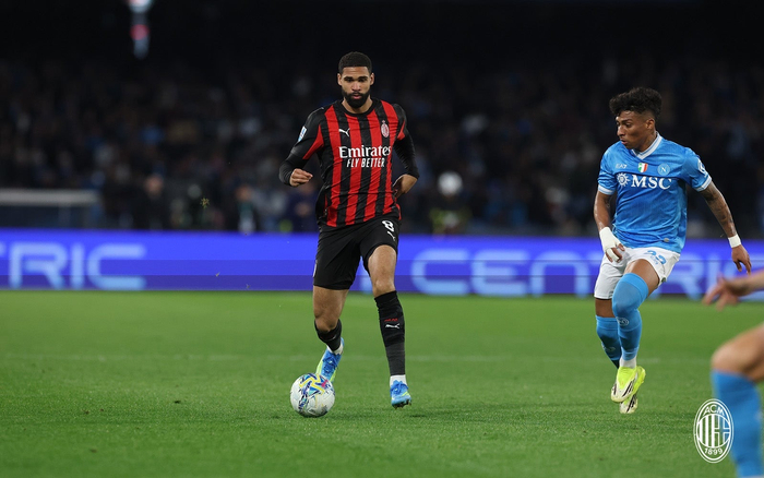 AC米兰联赛四连败陷困境 防线漏洞成关键问题