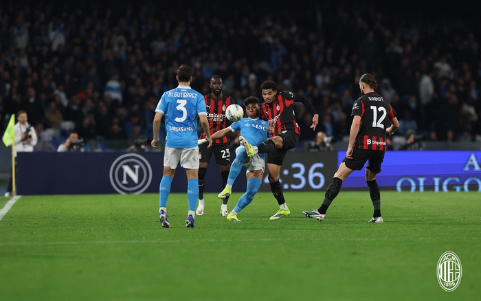 AC米兰联赛四连败陷困境 防线漏洞成关键问题