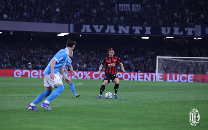 AC米兰联赛四连败陷困境 防线漏洞成关键问题