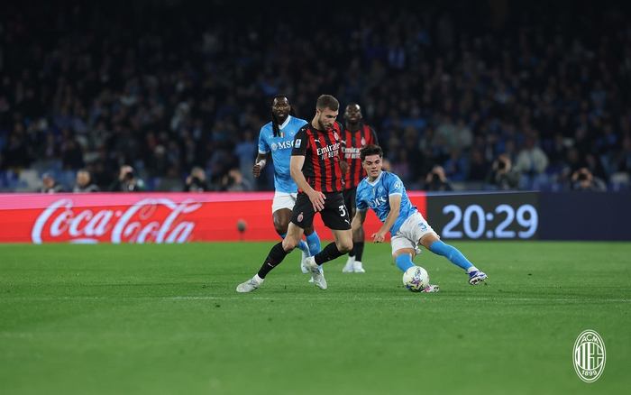 AC米兰联赛四连败陷困境 防线漏洞成关键问题