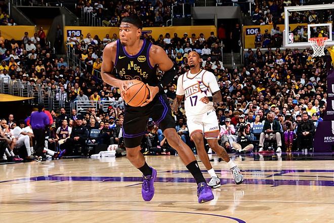 湖人轻取太阳锁定前四 八村塁13+3助球队赢球