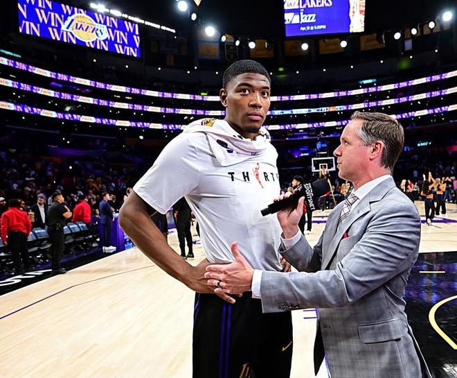 湖人轻取太阳锁定前四 八村塁13+3助球队赢球