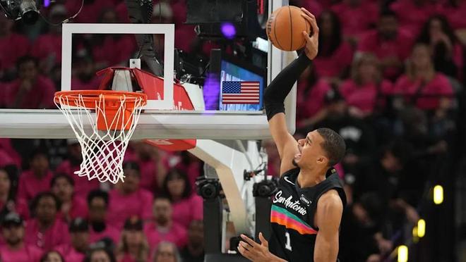 文班亚马季后赛首秀狂砍35分 创历史得分纪录