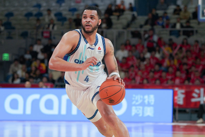 青岛队末节逆转广州队 韦瑟斯庞准绝杀助球队险