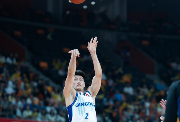 青岛队末节逆转广州队 韦瑟斯庞准绝杀助球队险