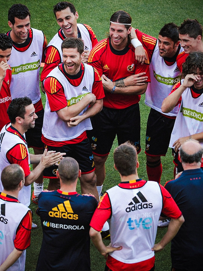 世界杯备战训练中球员们重温经典时刻