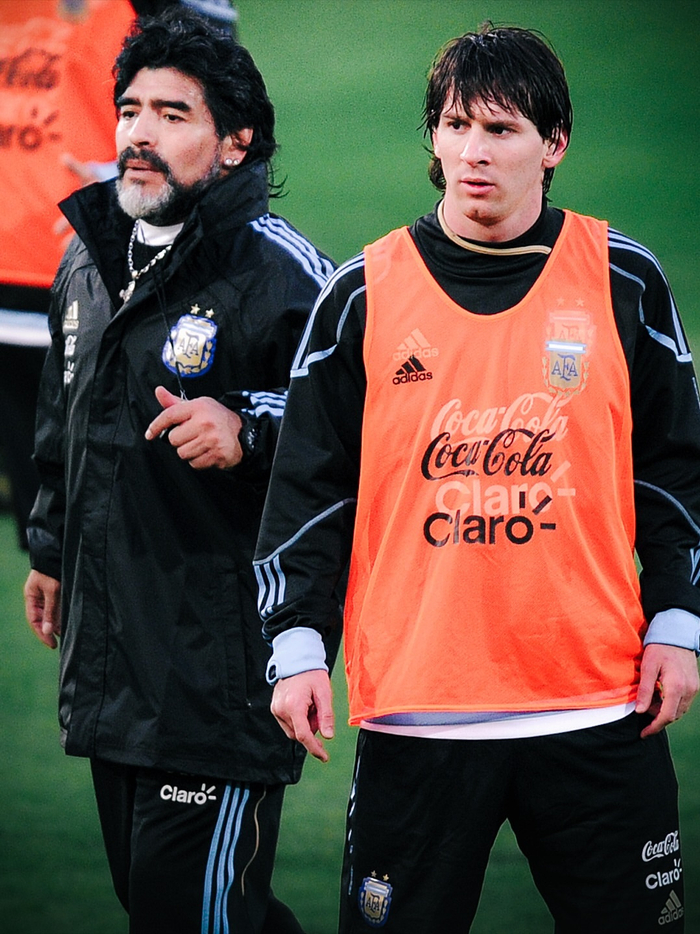 世界杯备战训练中球员们重温经典时刻