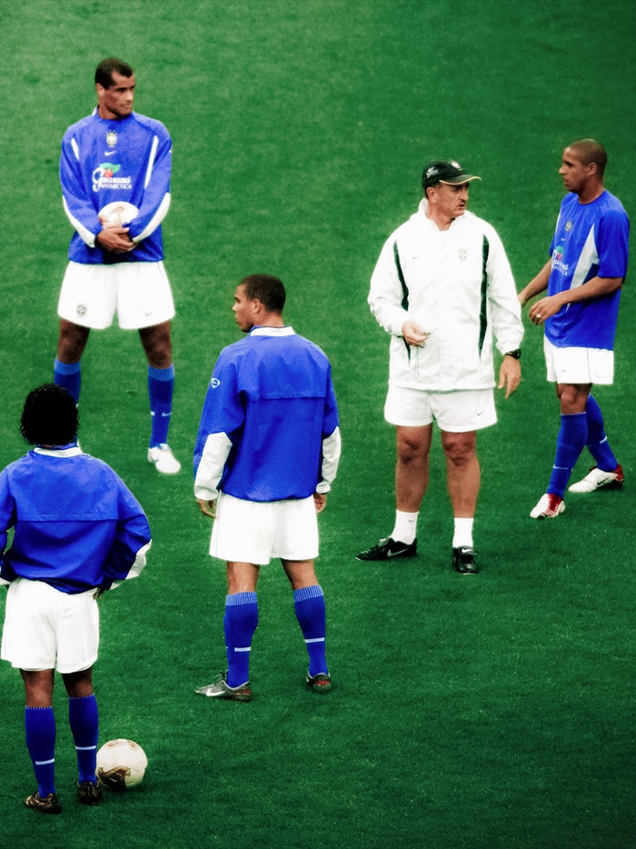 世界杯备战训练中球员们重温经典时刻