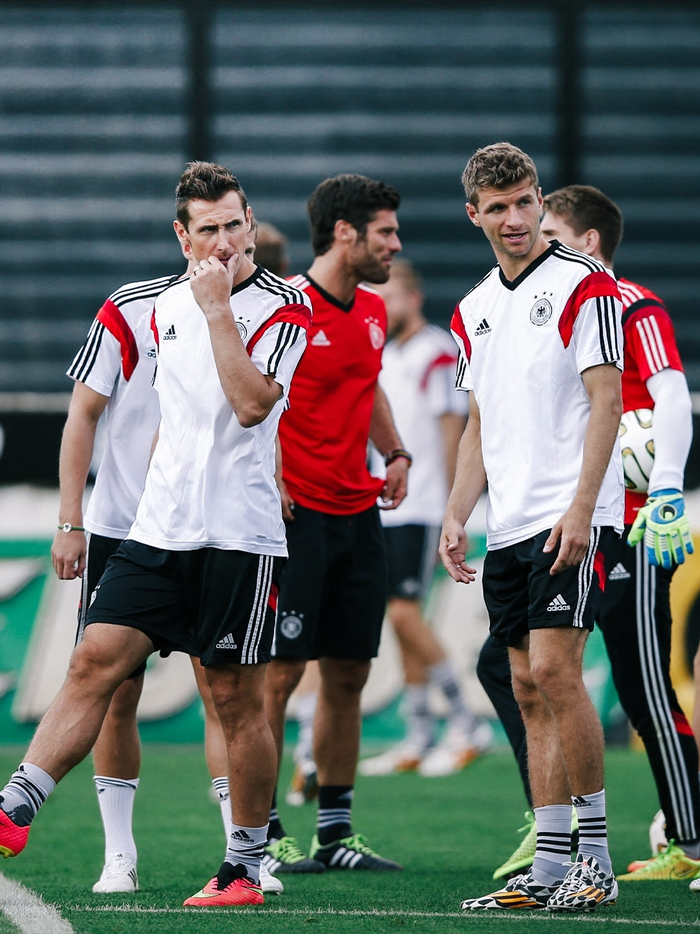 世界杯备战训练中球员们重温经典时刻