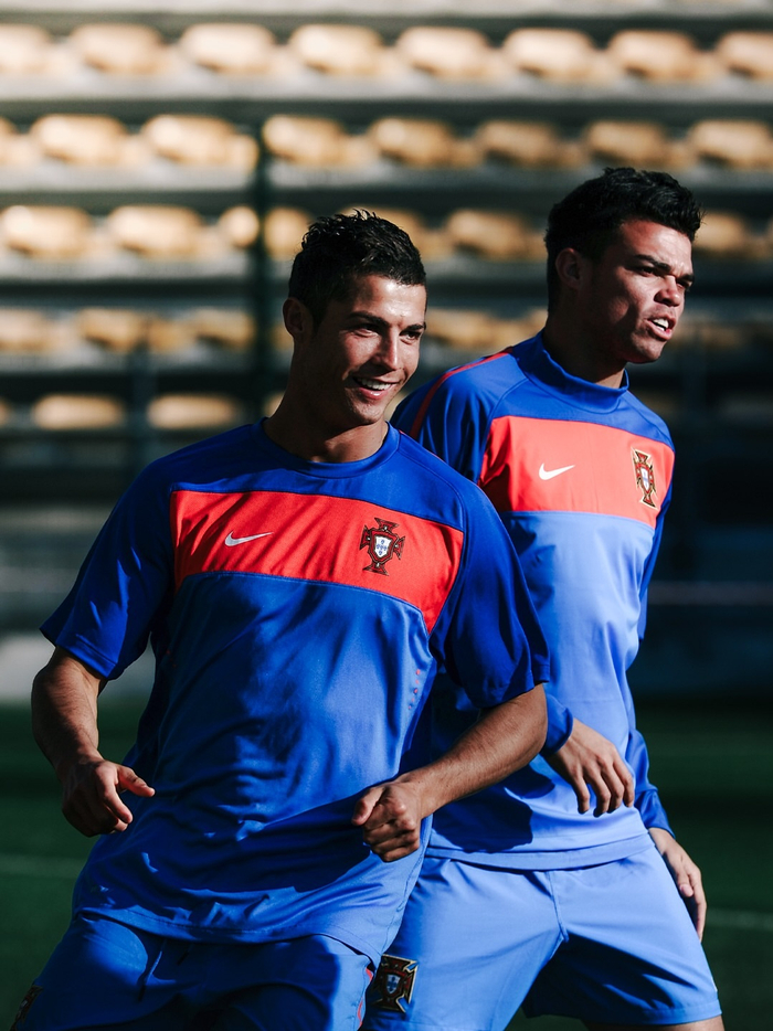 世界杯备战训练中球员们重温经典时刻