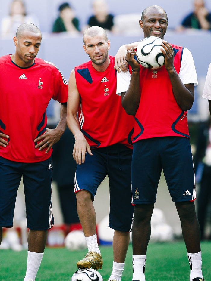 世界杯备战训练中球员们重温经典时刻